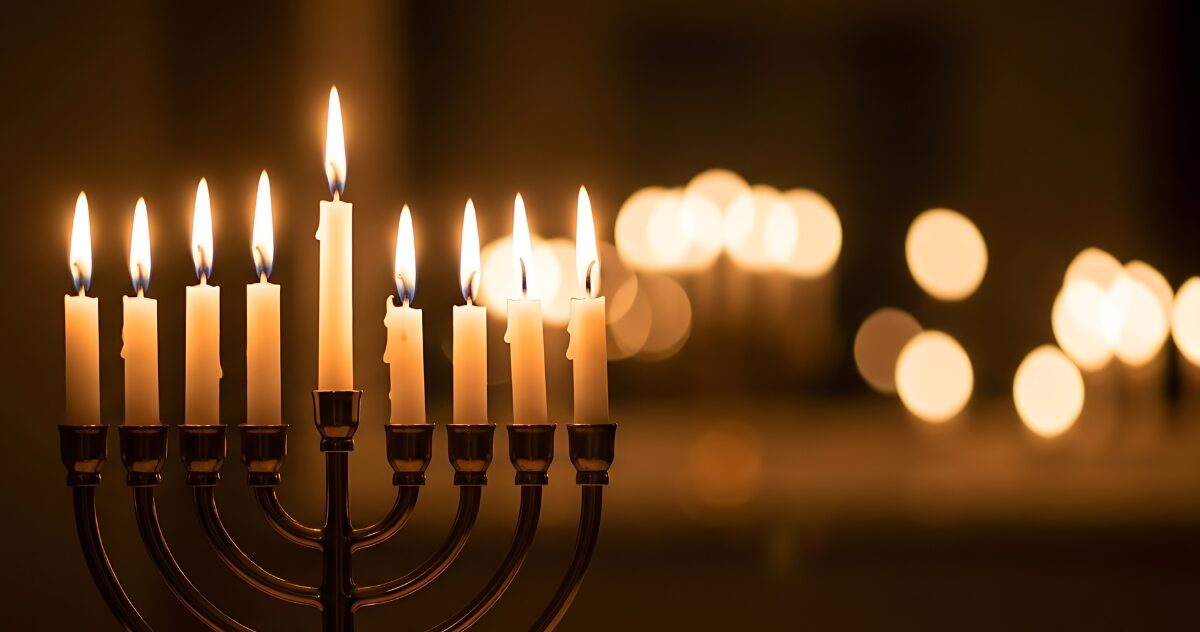 A fully lit Hankkiah illuminating the darkness.